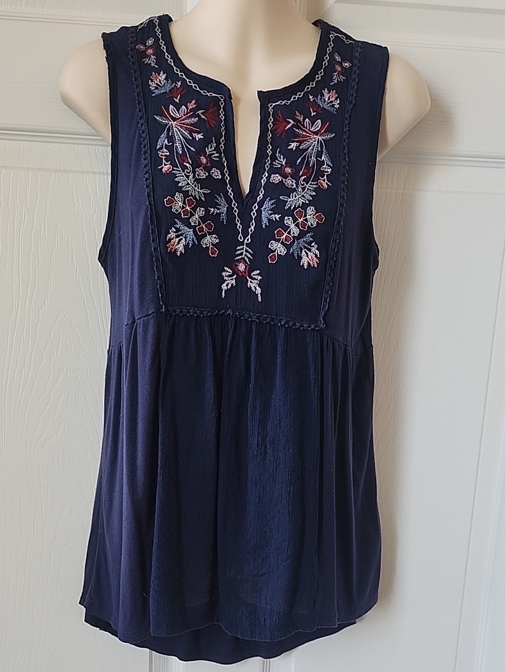 Knox Rose Navy Sleeveless Embroidered V-Neck Women's Tunic Top - Size Small